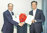相片：房屋署署長應耀康(右)接受香港品質保證局總裁林寶興博士頒發 ISO 9001 和 ISO 14001 證書。